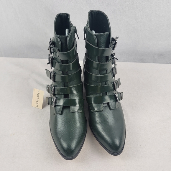 NWT Forever 21 hunter green perforated buckle biker ankle booties in size 8 - Picture 3 of 8